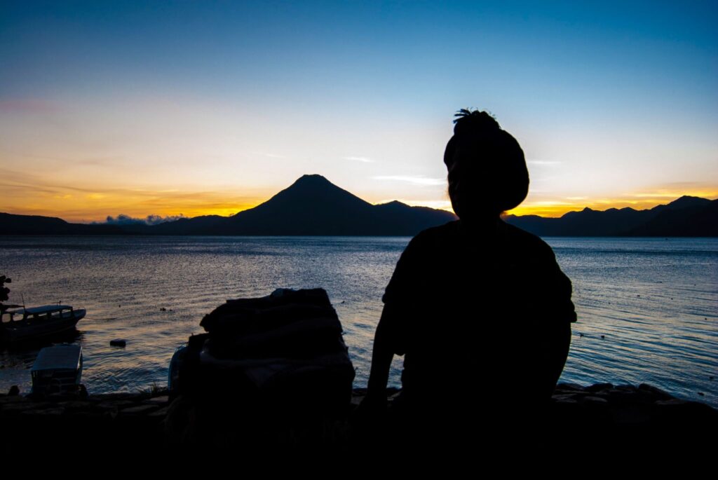 El Sendero de la Felicidad: Un Indígena de Atitlán Comparte su Sabiduría 1 el sendero de la felicidad un indigena de atitlan comparte su sabiduria