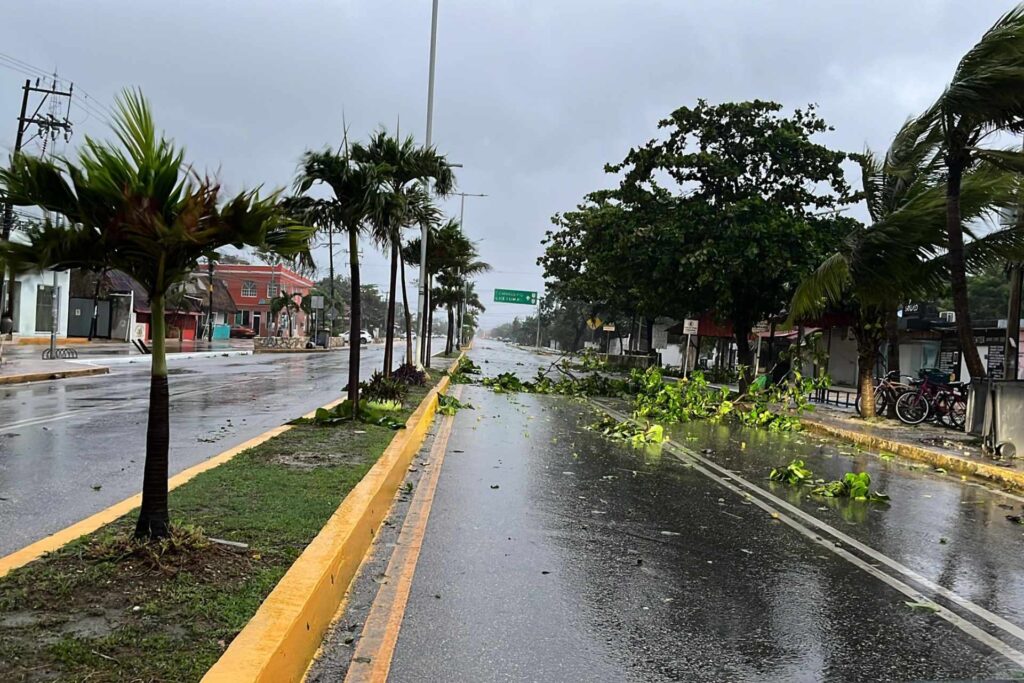 Gobierno de México Auxilia Quintana Roo tras Huracán Beryl: Daños y Refugios 1 gobierno de mexico auxilia quintana roo tras huracan beryl danos y refugios