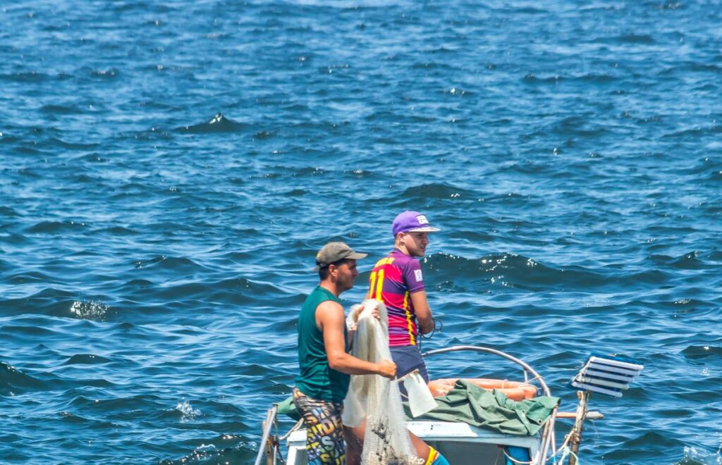 La tribu de los pescadores: Una crítica al consumismo y un llamado a la vida 1 la tribu de los pescadores una critica al consumismo y un llamado a la vida