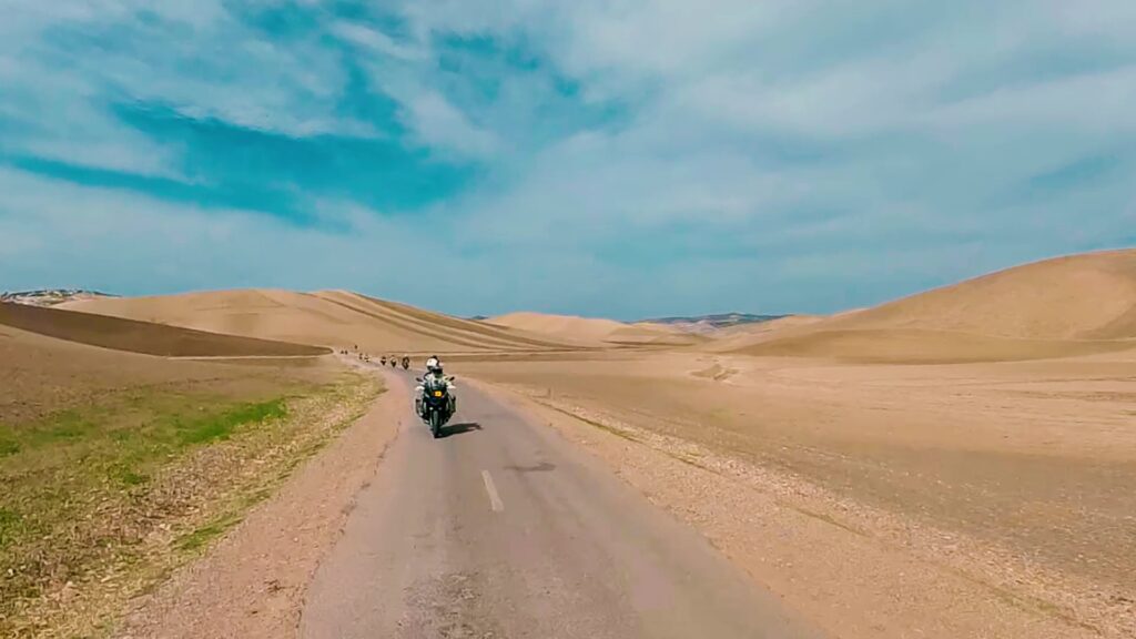 Marruecos en Moto: Del Sahara al Atlas, una Aventura que Transforma 1 marruecos en moto del sahara al atlas una aventura que transforma