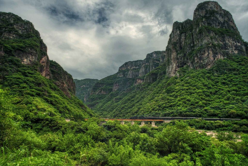 Nuevo Motor y Nuevas Aventuras: Menonitas, Rarámuri y el Copper Canyon 1 nuevo motor y nuevas aventuras menonitas raramuri y el copper canyon