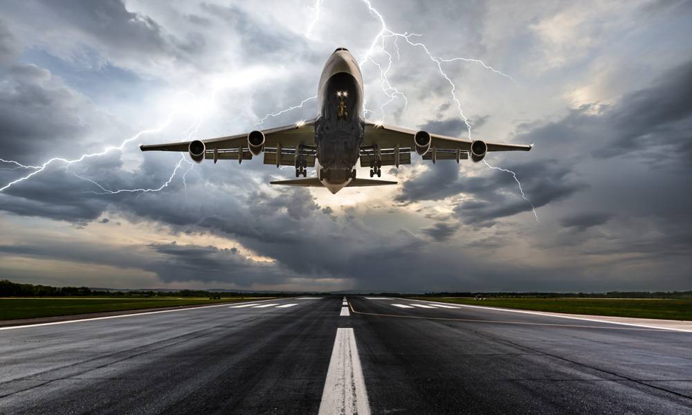 Impacto de Fenómenos Atmosféricos en Aviación y Seguridad 1 impacto de fenomenos atmosfericos en aviacion y seguridad