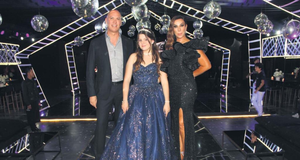 Gala de la Torre Lu: 15 años con dos vestidos y fiesta de ensueño 1 gala de la torre lu 15 anos con dos vestidos y fiesta de ensueno