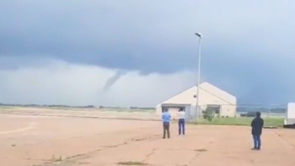 Tornado en Texas Hoy: Imágenes, Videos y Destrucción - Univision 1 tornado en texas hoy imagenes videos y destruccion univision