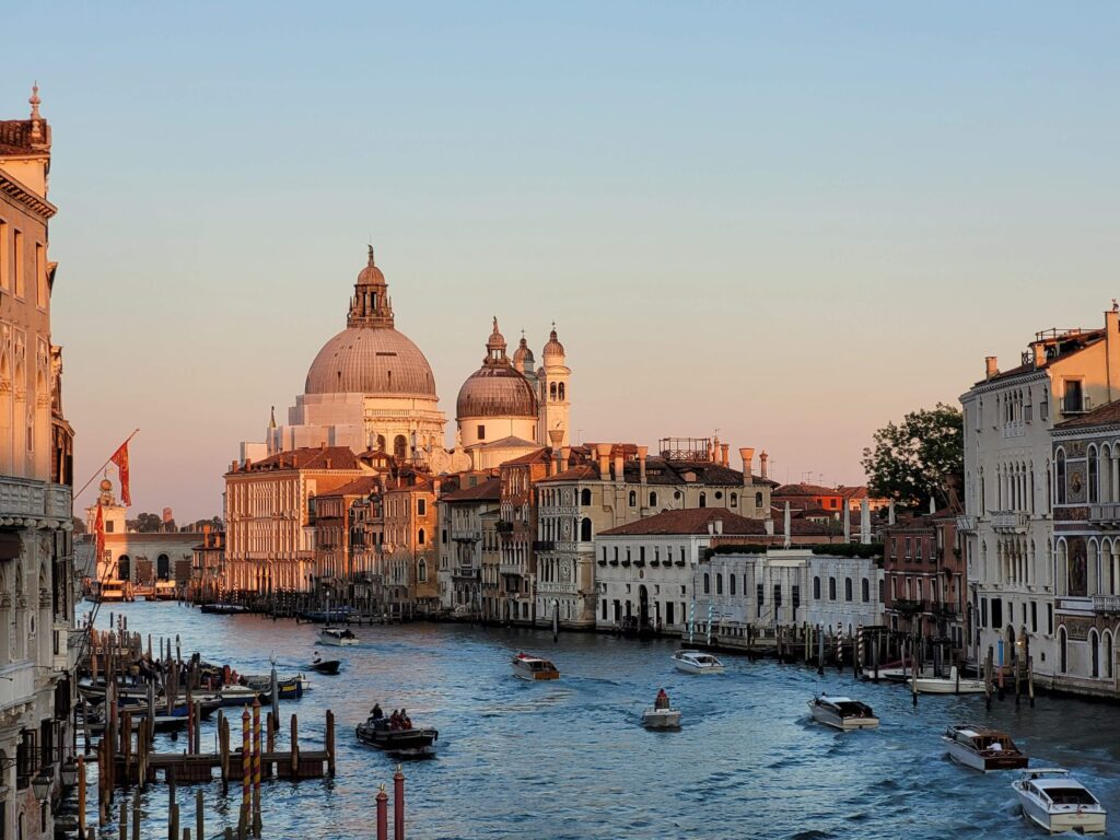 Vuelos Baratos a Ámsterdam: ¡Descubre la Ciudad de los Canales desde $394! 1 vuelos baratos a amsterdam descubre la ciudad de los canales desde 394