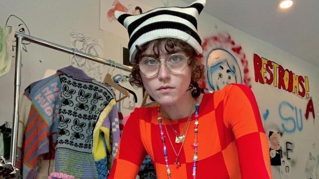 Ella Emhoff Suspende Club de Tejido Por Seguridad 1 ella emhoff suspende club de tejido por seguridad