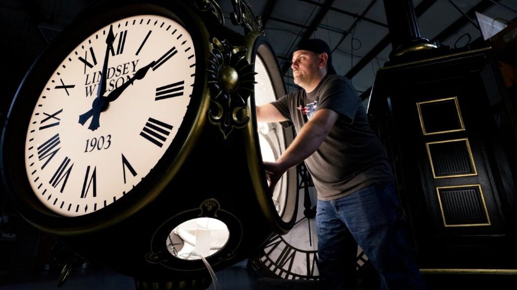 Clock Change 2025: ¿A Qué Hora Retroceden los Relojes? 1 clock change 2025 a que hora retroceden los relojes