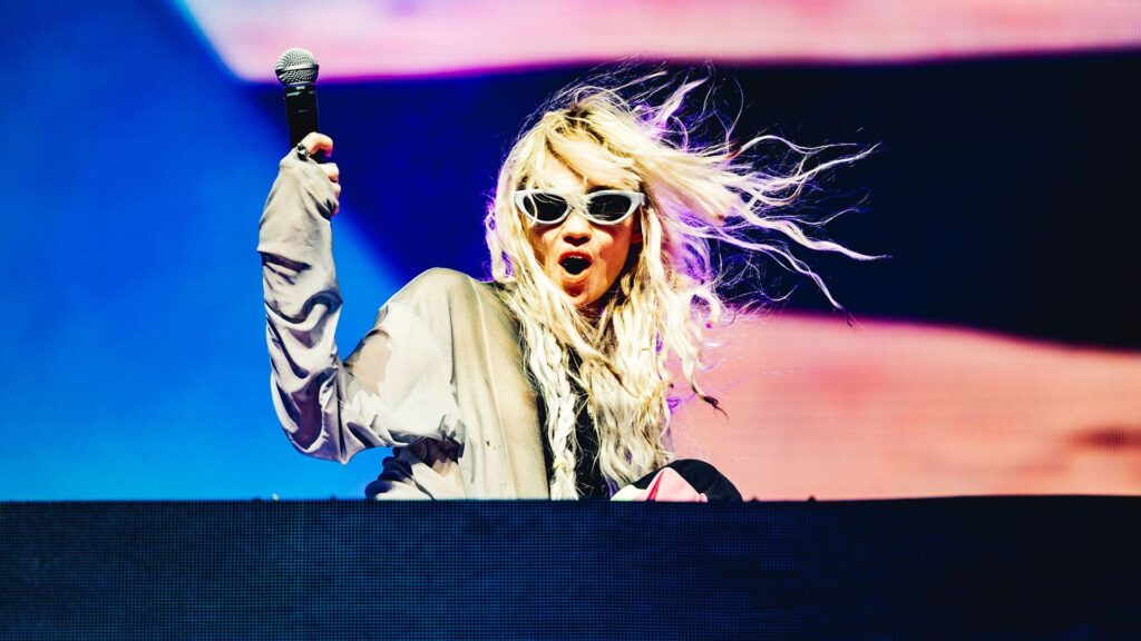 Grimes Coachella: Fracaso en Vivo y Disculpa Tras Fallo Técnico 1 grimes coachella fracaso en vivo y disculpa tras fallo tecnico