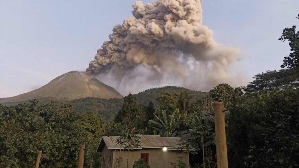 Indonesia Volcano Eruption Kills 10 on Flores Island 1 indonesia volcano eruption kills 10 on flores island