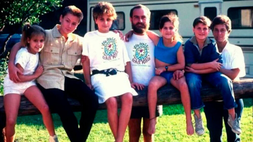 River Phoenix Death: El Impacto en Joaquin Phoenix y su Familia 1 river phoenix death el impacto en joaquin phoenix y su familia