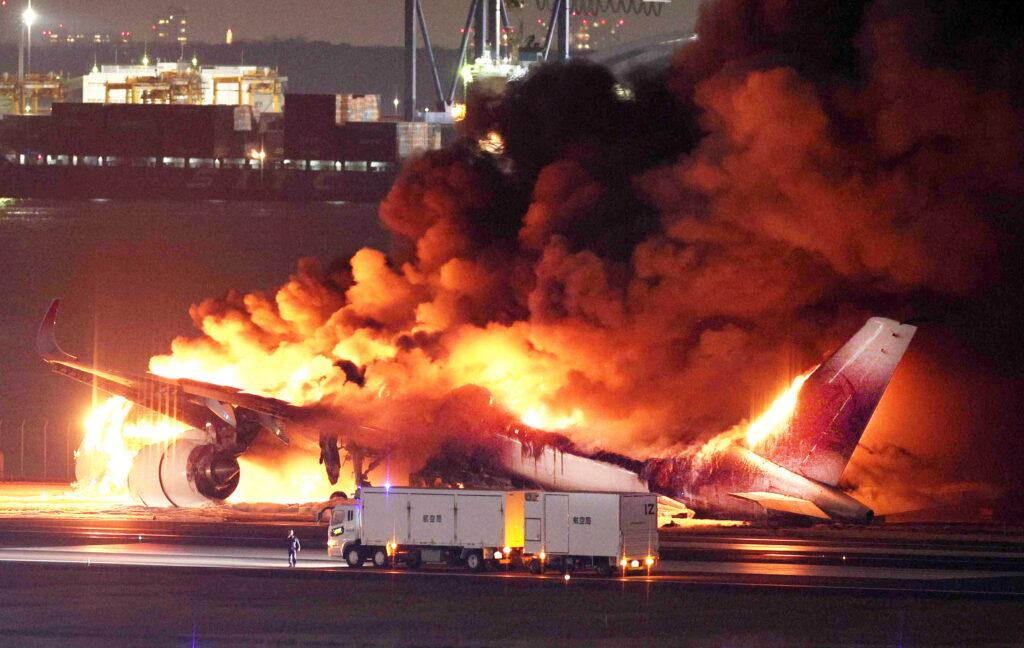 Tragedia Aérea en Japón: Impacto y Plane Crashes in Japan 1 tragedia aerea en japon impacto y plane crashes in japan