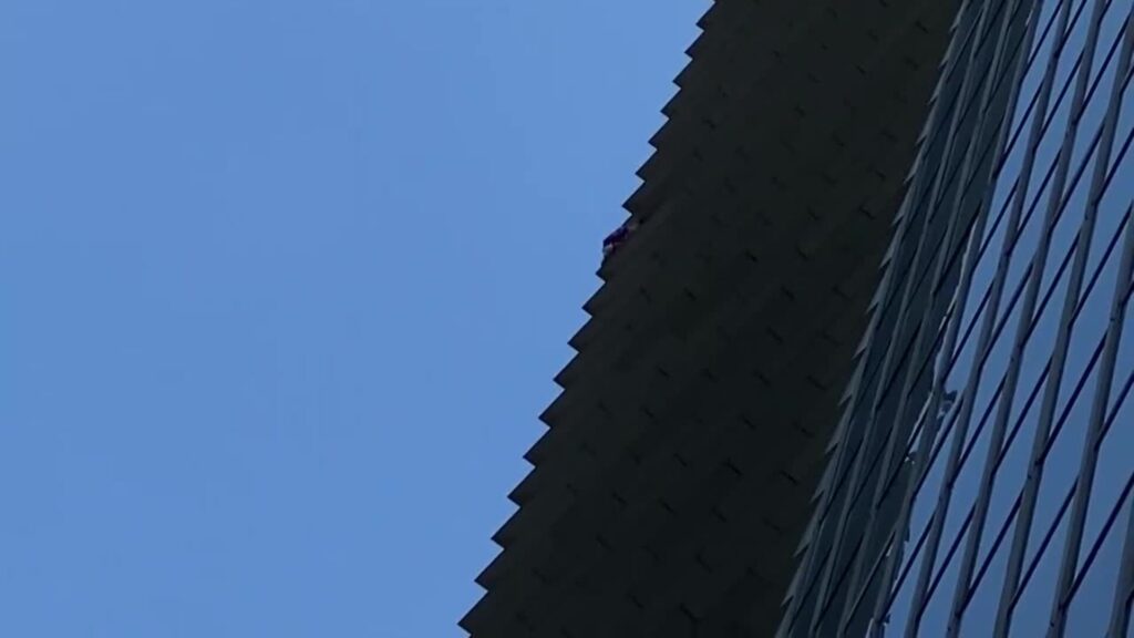 Alain Robert: El Spiderman Francés Conquista Manila (Sin Cuerdas) 1 alain robert el spiderman frances conquista manila sin cuerdas